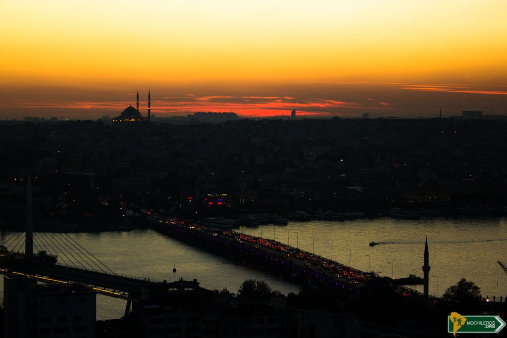 Torre Gálata al atardecer en Estambul Turquía 