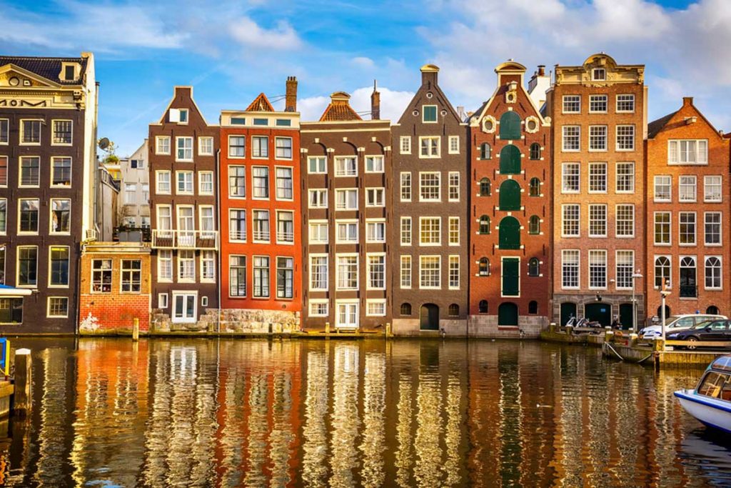 Amsterdam viajando en tren por Europa