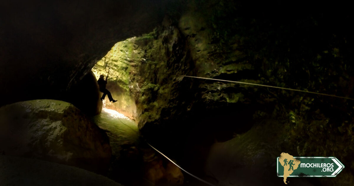Hallazgo hecho en la caverna de Julio Verne por Nelson Mochilero