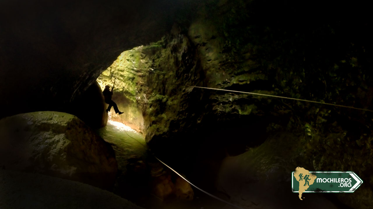 Hallazgo hecho en la caverna de Julio Verne por Nelson Mochilero