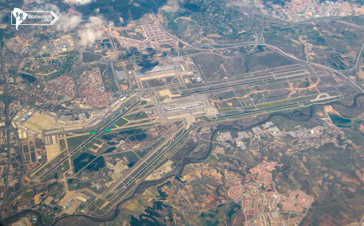 vista aérea del aeropuerto de Madrid-Barajas. Este es el Aeropuerto Adolfo Suárez Madrid-Barajas - Visita Mochileros.org para saber cómo aprovechar al máximo esta parada.