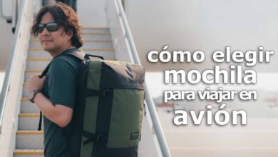 Mochila para viajar en avión: 13 claves definitivas para elegir la mejor y evitar multas Cómo elegir mochila para viajar en avión. Imagen de mochilero con mochila para viajar en avión con medidas reglamentarias y optimizando el espacio de cabina de avión