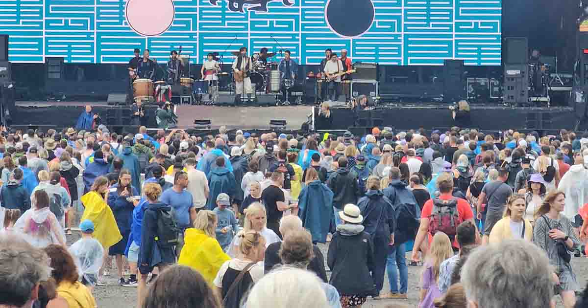 Cómo sobrevivir a un festival con lluvia: 15 trucos que aprendí en Colours of Ostrava Como sobrevivir a un festival con lluvia - Colours of Ostrava. Imagen que muestra al publico protegido de la lluvia frente al escenario