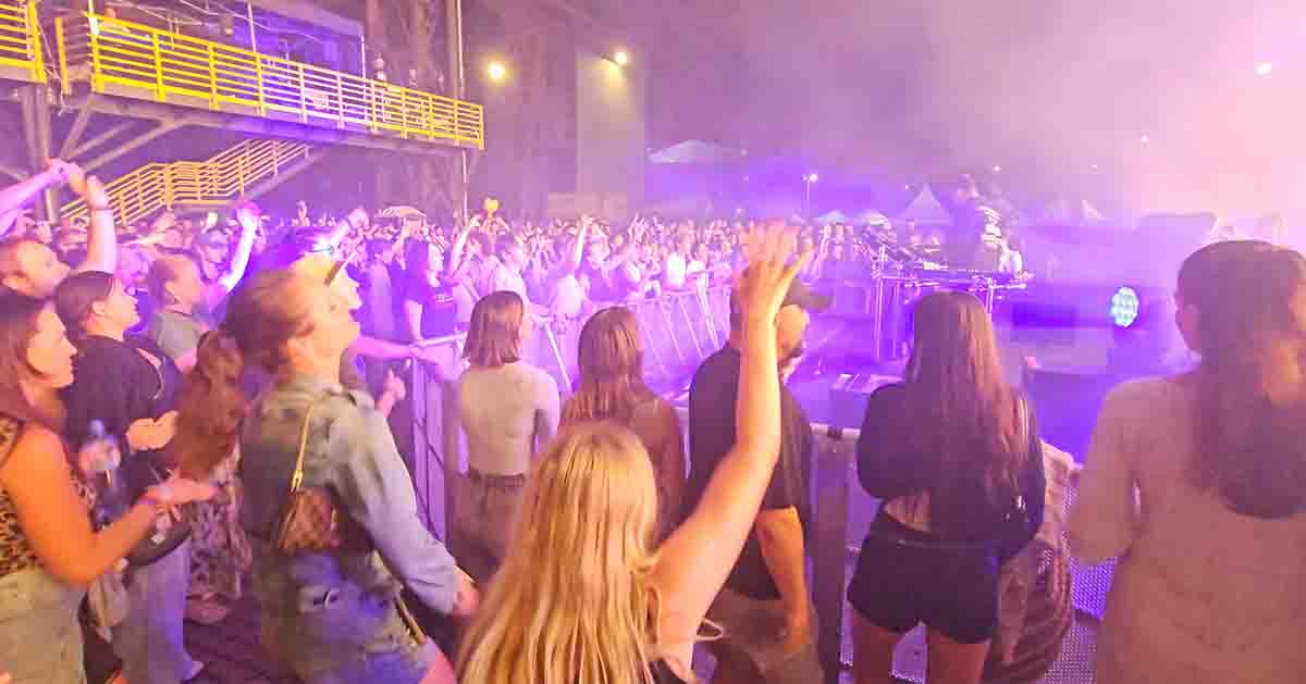 Cómo sobrevivir a un festival con lluvia: 15 trucos que aprendí en Colours of Ostrava Gente bajo techo protegida de la lluvia en el recinto Dolni Vitkovice en Ostrava, Republica Checa. Festival Colours of Ostrava