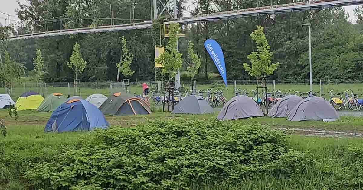 Cómo sobrevivir a un festival con lluvia: 15 trucos que aprendí en Colours of Ostrava Carpas en Colours of Ostrava - Camping