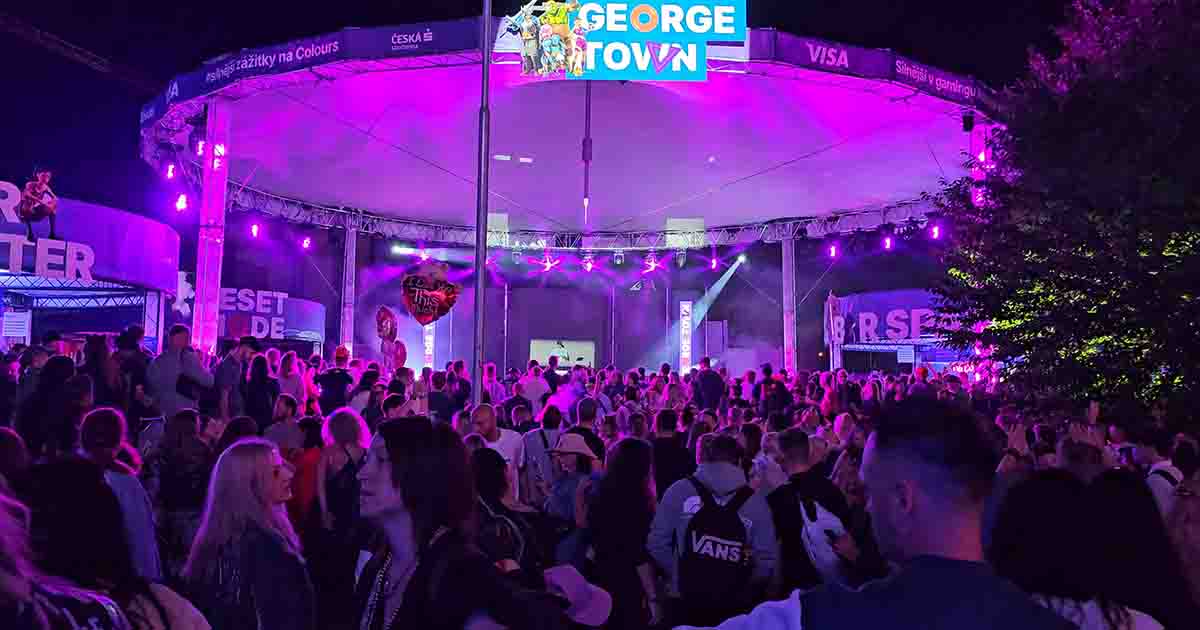 Cómo sobrevivir a un festival con lluvia: 15 trucos que aprendí en Colours of Ostrava After Party en Colours of ostrava bajo la lluvia