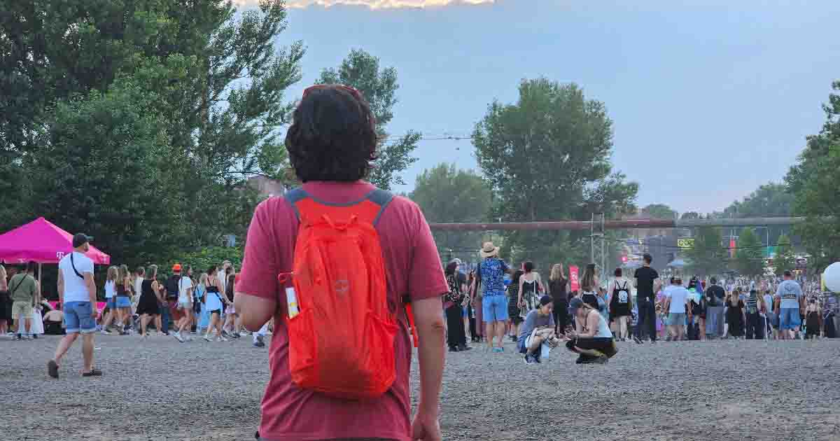 Cómo sobrevivir a un festival con lluvia: 15 trucos que aprendí en Colours of Ostrava Mochila ligera para el festival