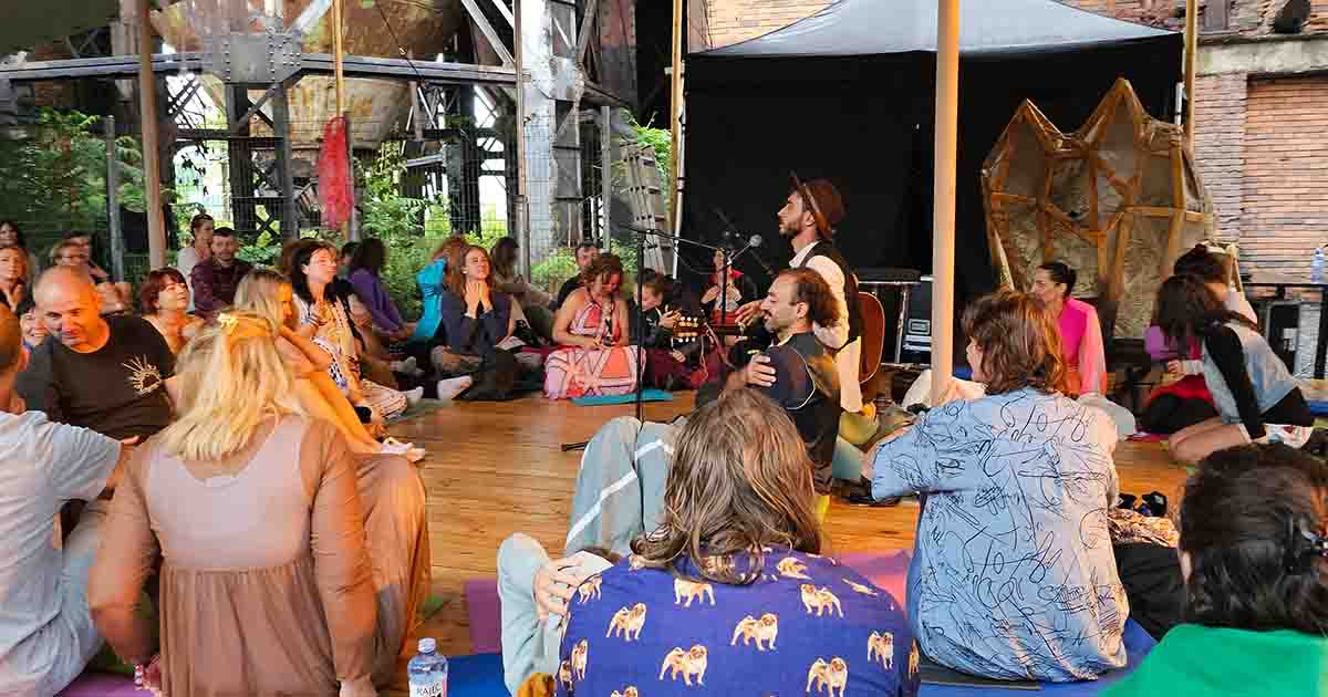 Cómo sobrevivir a un festival con lluvia: 15 trucos que aprendí en Colours of Ostrava Cacao Stage, el escenario más interactivo con rituales de cacao y ecstatic dance además de talleres, cantos y bailes con los artistas.