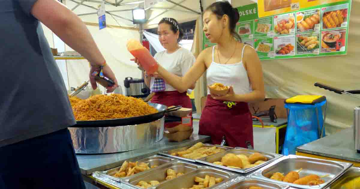 Cómo sobrevivir a un festival con lluvia: 15 trucos que aprendí en Colours of Ostrava Gastronomía de todo el mundo en Ostrava