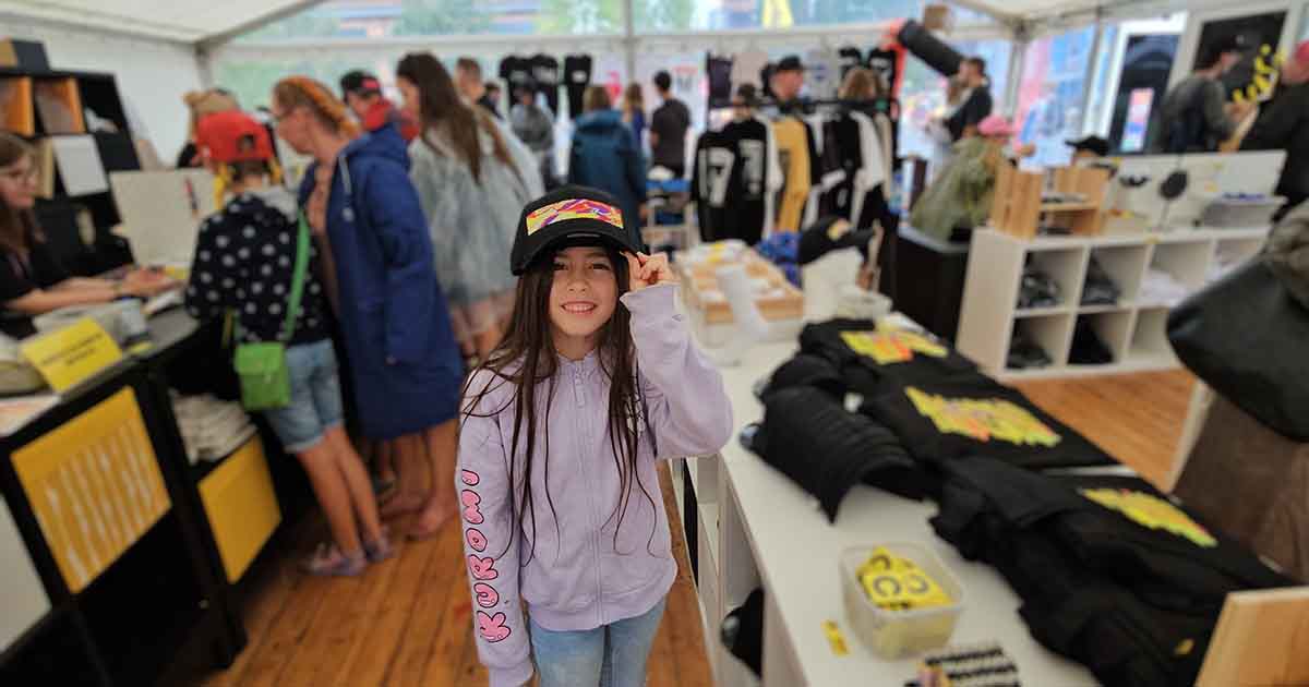 Cómo sobrevivir a un festival con lluvia: 15 trucos que aprendí en Colours of Ostrava souvenirs y ferias de diseño independiente en Colours of Ostrava