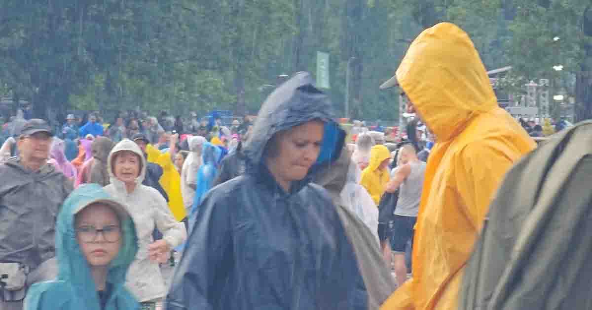 Cómo sobrevivir a un festival con lluvia: 15 trucos que aprendí en Colours of Ostrava lluvia en el festival, publico con ponchos